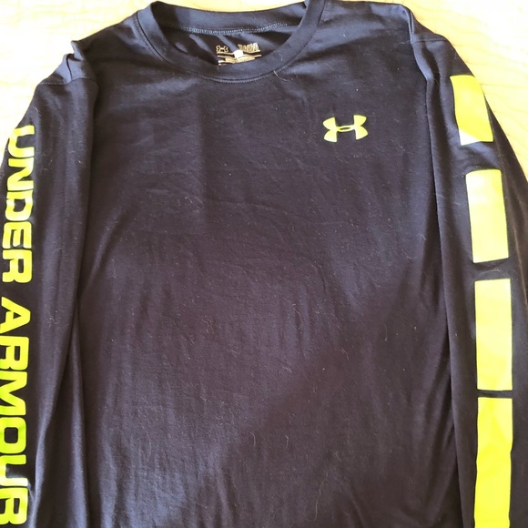 navy blue under armour shirt